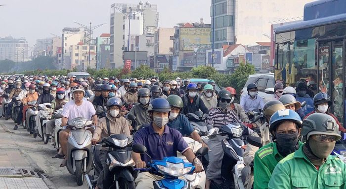 Phương tiện ùn ứ trên đường Trường Chinh, phường Tân Bình. Ảnh: QUỐC HÙNG