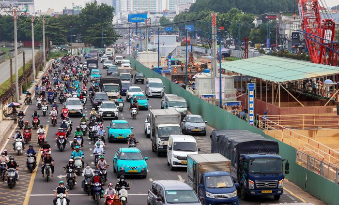 Một đoạn đường Trường Chinh (phường Tân Bình, TPHCM) được rào chắn phục vụ thi công tuyến metro số 2 (Bến Thành - Tham Lương). Ảnh: HOÀNG TRIỀU