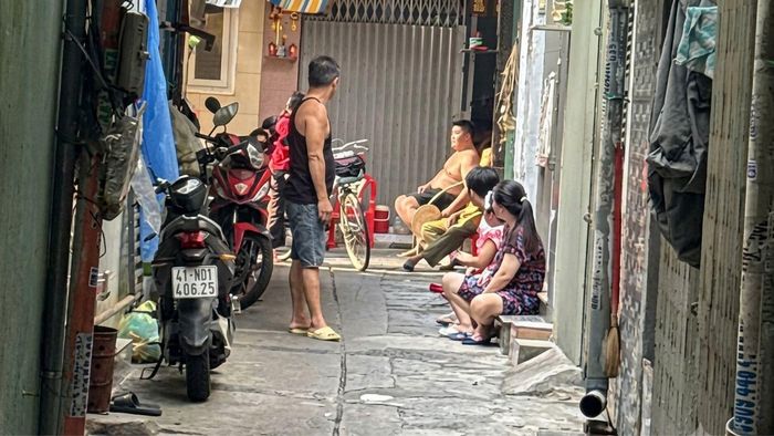Người dân chờ đợi thông tin vụ cháy