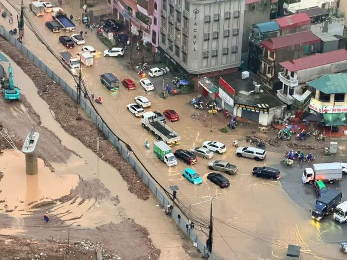  Ngập úng cục bộ do mưa tại khu vực đường Phạm Tu - Viện K (phường Hà Đông, TP Hà Nội), sáng 17-9 