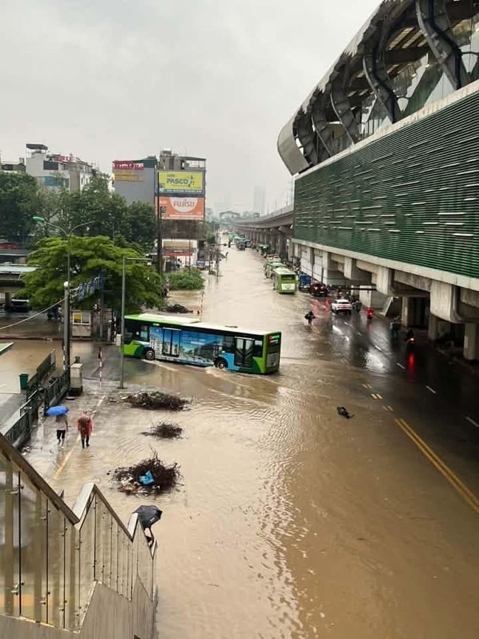  Khu vực Yên Nghĩa (Hà Nội) ngập nước mưa, sáng sớm 17-9. Ảnh: NGUYỄN TOÀN 
