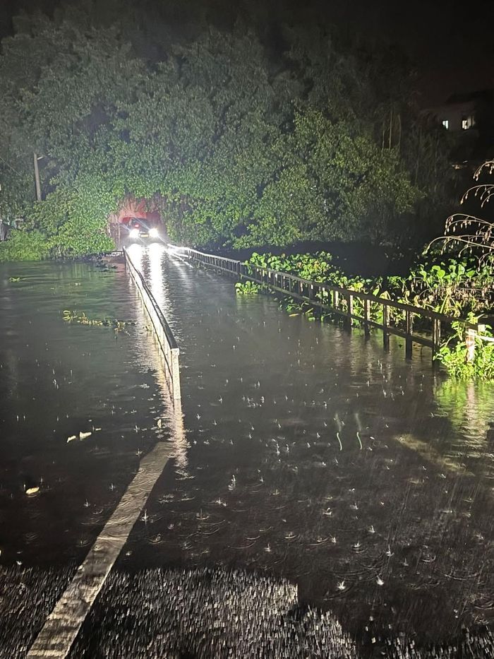  Nước sông Đáy ở phía Tây Hà Nội lên cao do mưa, làm ngập cầu dân sinh nối xã An Khánh và xã Hưng Đạo từ sáng sớm 17-9. Ảnh: VIỆT HÀ 