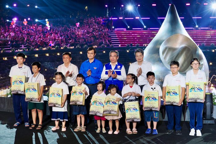  Các đại biểu trao tặng những phần quà cho các em nhỏ mồ côi do đại dịch Covid-19. Ảnh: HOÀNG HÙNG 