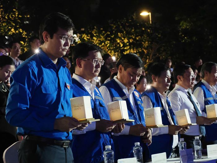  Các đại biểu thắp nến tưởng niệm những người đã mất vì đại dịch Covid-19. Ảnh: HOÀNG HÙNG 