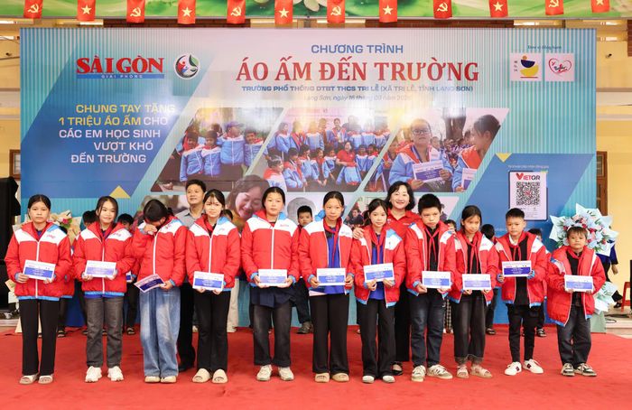 Phó Tổng Biên tập Báo SGGP Bùi Thị Hồng Sương cùng lãnh đạo xã Tri Lễ trao tặng học bổng các em học sinh tại buổi lễ. Ảnh: QUANG PHÚC