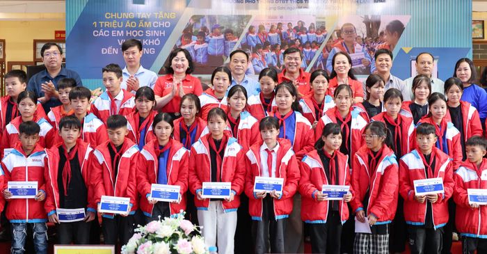 Phó Trưởng Ban Tuyên giáo Thành ủy TPHCM Tăng Hữu Phong và Phó Tổng Biên tập Báo SGGP Bùi Thị Hồng Sương cùng các đại biểu dự lễ trao tặng áo ấm và học bổng cho học sinh Trường Phổ thông Dân tộc bán trú THCS Tri Lễ. Ảnh: QUANG PHÚC