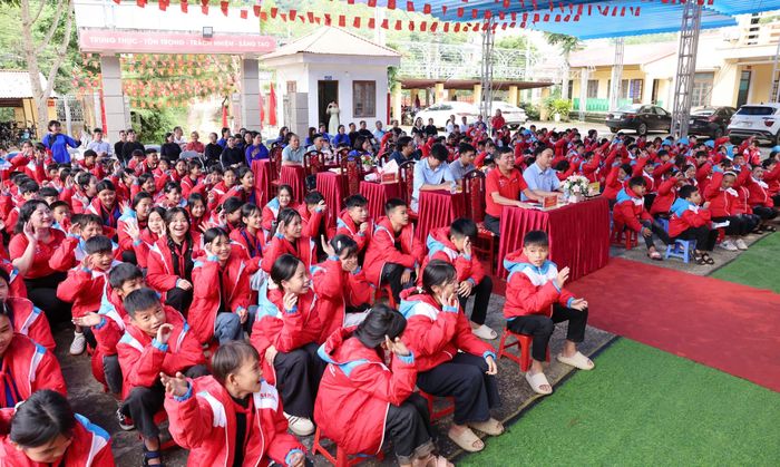 Các em học sinh Trường Phổ thông Dân tộc bán trú THCS Tri Lễ tại buổi lễ. Ảnh: QUANG PHÚC
