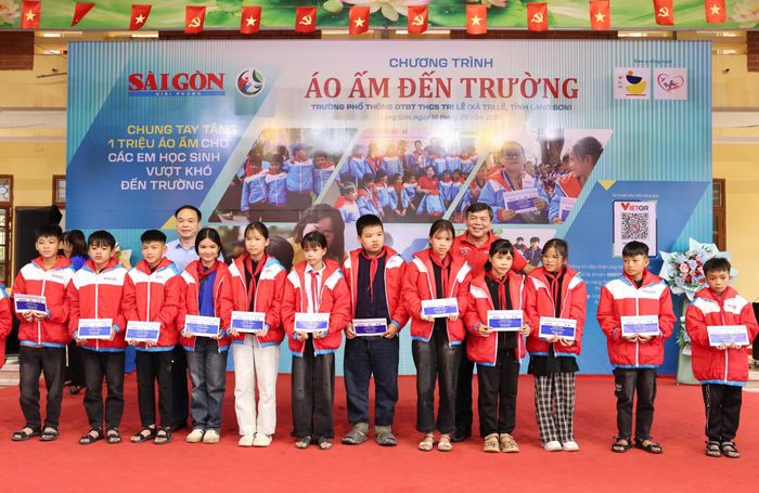 Phó Trưởng Ban Tuyên giáo Thành ủy TPHCM Tăng Hữu Phong và lãnh đạo xã Tri Lễ trao tặng học bổng cho các em học sinh. Ảnh: QUANG PHÚC