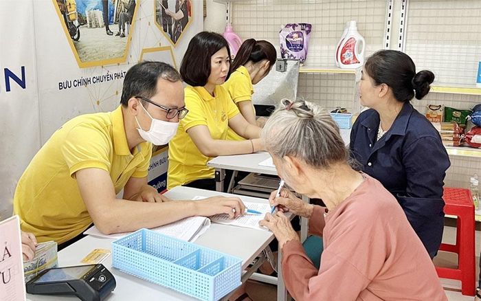 Người dân làm các thủ tục liên quan đến lương hưu và trợ cấp xã hội. Ảnh: BHXH Việt Nam