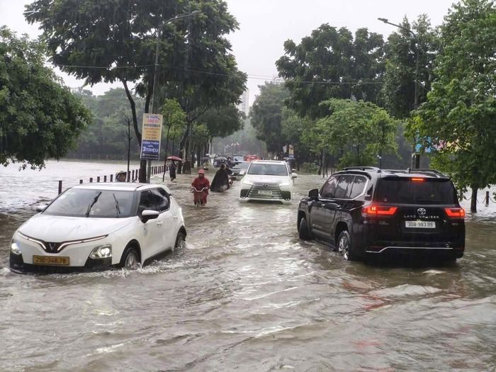Khu vực hồ Văn Quán ngập sâu trong nước, các phương tiện di chuyển gặp nhiều khó khăn. Ảnh: TIẾN CƯỜNG