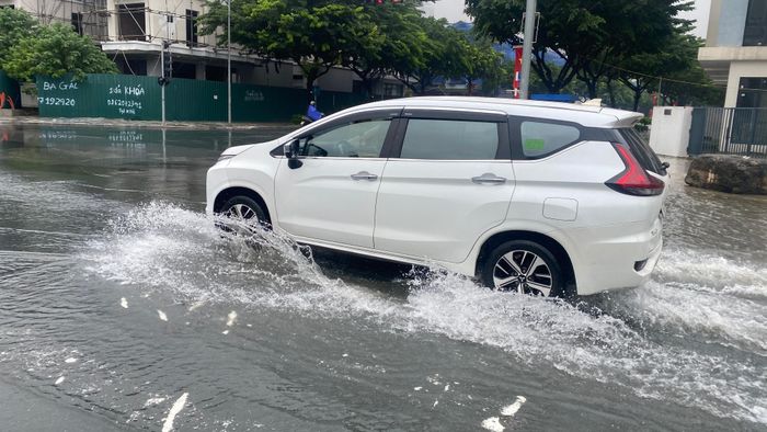 Nước ngập nhẹ tại khu đô thị Nam Cường (Hà Nội) sáng 17-9. Ảnh: PHÚC HẬU