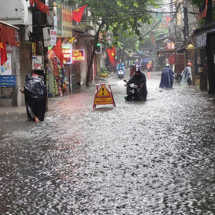 Khu vực phố Hoa Bằng ngập sâu trong nước, nhiều phương tiện bị chết máy. Ảnh: NGƯỜI DÂN CUNG CẤP