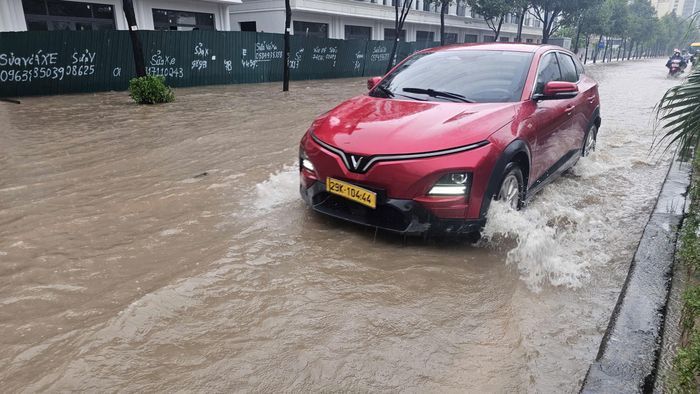 Giữa trưa đường Tố Hữu nhiều đoạn vẫn ngập sâu nửa mét. ẢNH: TIẾN CƯỜNG
