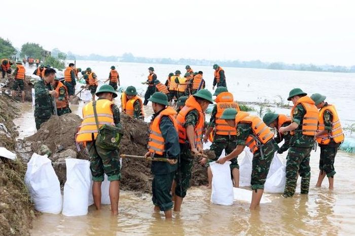 Lực lượng chức năng gia cố bờ bao ngăn nước lũ sông Bùi tại xã Xuân Mai (TP Hà Nội). Ảnh: UBND XÃ XUÂN MAI