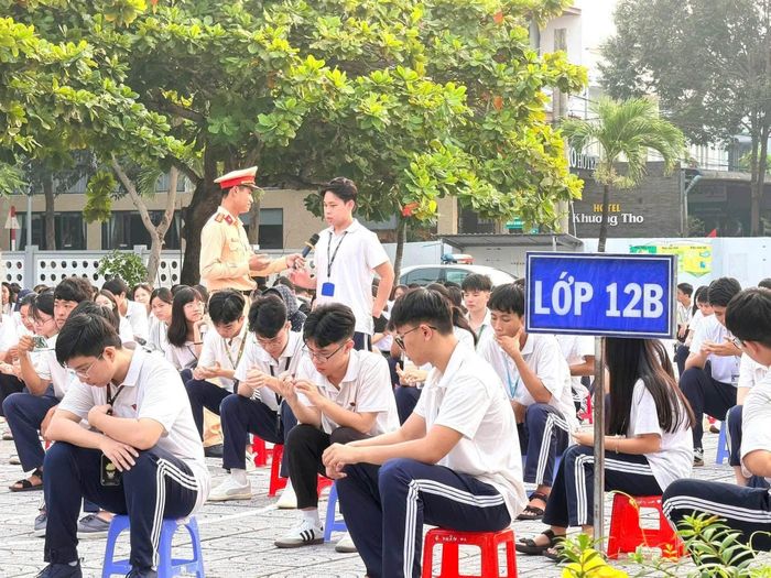  Học sinh tham gia chuyên đề về an toàn giao thông tại trường học 