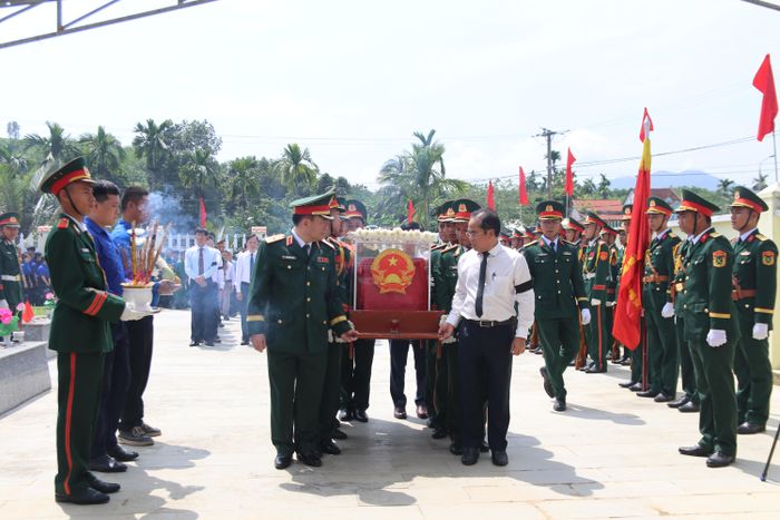  Lễ viếng, truy điệu và an táng 17 hài cốt liệt sĩ được tổ chức trang trọng. Ảnh: NGUYỄN CƯỜNG 