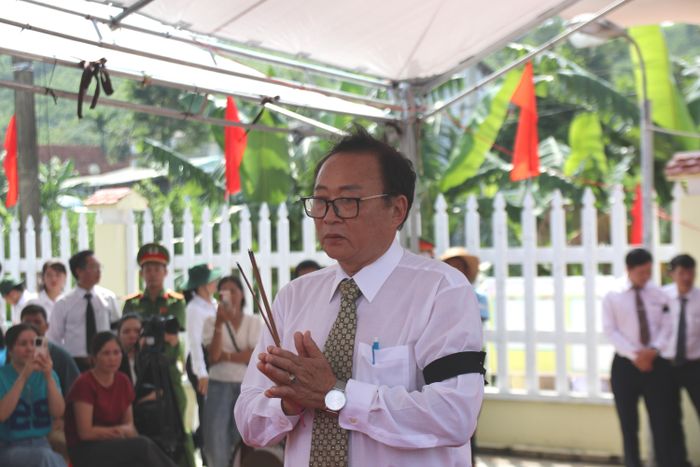  Ông Võ Đình Thế dâng hương tưởng niệm các liệt sĩ tại lễ truy điệu. Ảnh: NGUYỄN CƯỜNG 