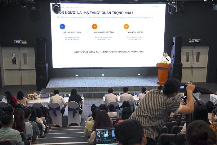  Ông Nguyễn Sĩ Long trình bày các điểm đột phá của dự thảo. Ảnh: QUANG HUY 