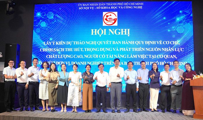  Các đại biểu chụp ảnh kỷ niệm. Ảnh: QUANG HUY 