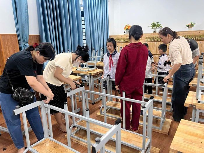  Phụ huynh học sinh lớp 2/4, Trường Tiểu học Chi Lăng (phường Thông Tây Hội, TPHCM) bọc chân bàn, chân ghế giúp học sinh có môi trường học tập an toàn. 