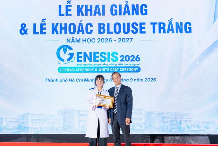  Minh Anh nhận tuyên dương tại lễ khai giảng năm học 2026-2027. 