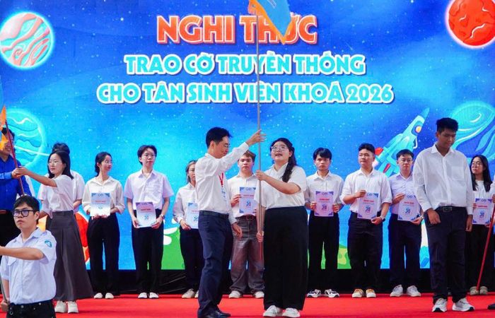  Đinh Ngọc Hải Lam nhận cờ truyền thống từ Hiệu trưởng ĐH Y Dược TPHCM tại lễ khai giảng năm học 2026-2027. 