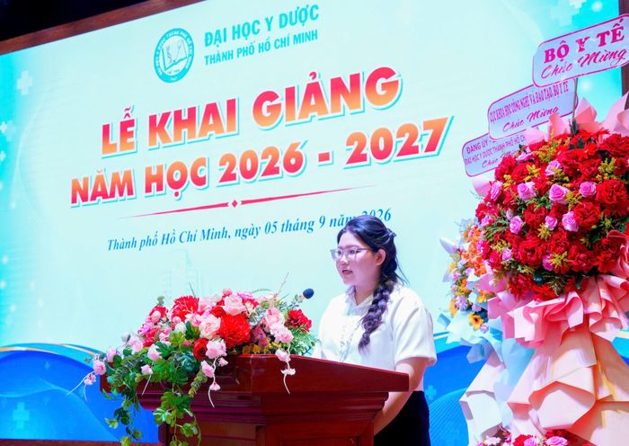  Tân sinh viên Đinh Ngọc Hải Lam, đại diện sinh viên phát biểu tại lễ khai giảng năm học 2026-2027. 