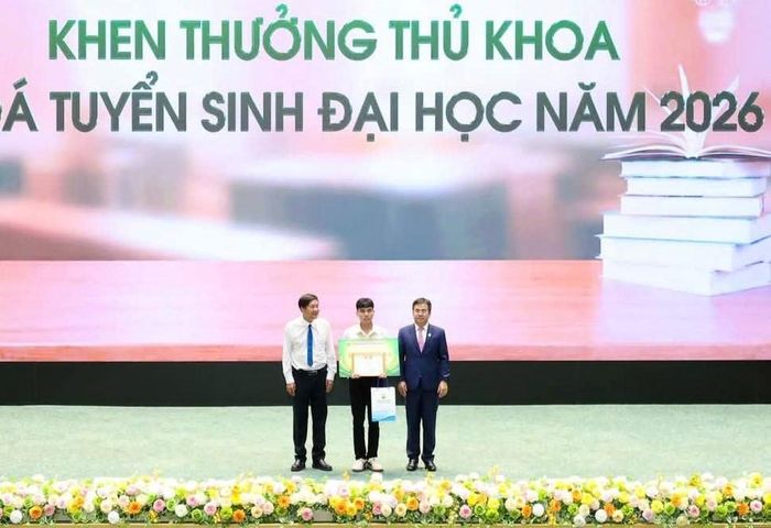  Nguyễn Hùng Tiến nhận tuyên dương thủ khoa tại lễ khai giảng năm học 2026-2027. 