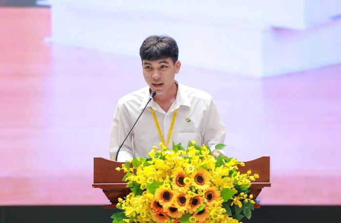  Tân sinh viên Nguyễn Hùng Tiến, đại diện sinh viên phát biểu tại lễ khai giảng năm học 2026-2027 