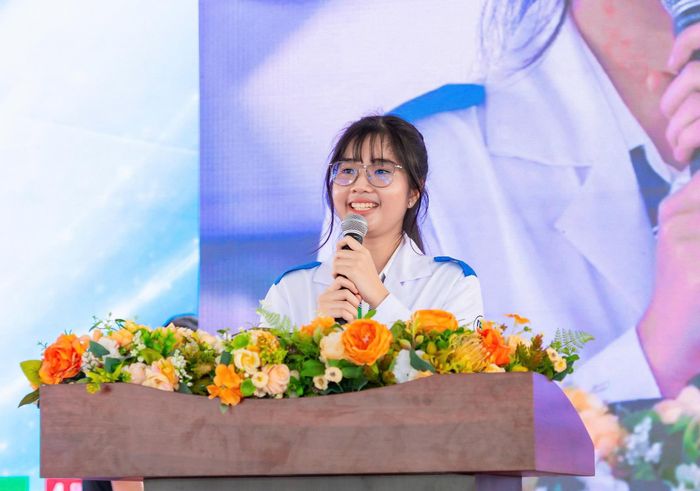  Tân sinh viên Nguyễn Ngọc Minh Anh, đại diện sinh viên, phát biểu tại lễ khai giảng năm học 2026-2027. 