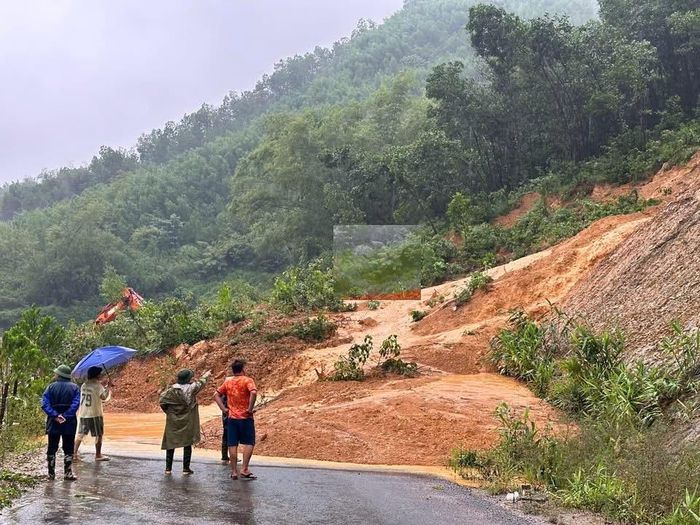  Từ ngày 14 đến 17-9, ở phía Nam tỉnh Phú Thọ có mưa lớn, gây ra sạt lở cục bộ. Trong ảnh, một điểm sạt lở tại xã Nật Sơn. Ảnh: UBND XÃ NẬT SƠN 