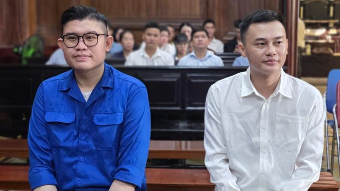 Bị cáo Phan Công Khanh (áo trắng) và bị cáo Mohamach Da Pha tại tòa. Ảnh: Ý LINH