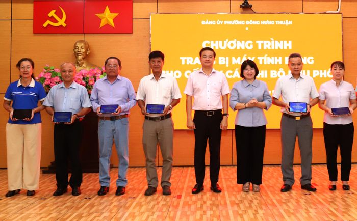Bàn giao máy tính bảng cho cấp ủy 28 chi bộ khu phố . Ảnh: HT