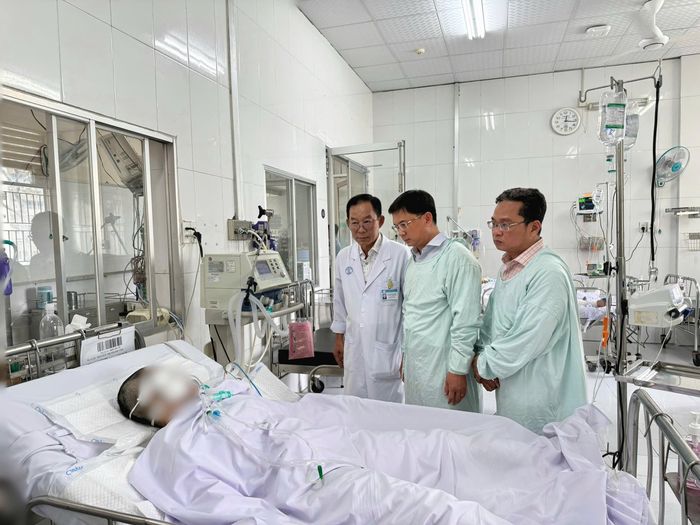  Đồng chí Nguyễn Mạnh Cường thăm hỏi, động viên các nạn nhân đang điều trị tại Bệnh viện Chợ Rẫy 