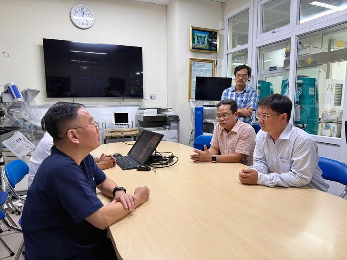  Đồng chí Nguyễn Mạnh Cường trao đổi với y bác sĩ Bệnh viện Chợ Rẫy về tình trạng các nạn nhân 