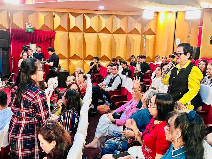  Đạo diễn NSƯT Hoa Hạ trao đổi với TS Bùi Thị Hoa (Viện Văn hóa, Nghệ thuật, Thể thao và Du lịch) xoay quanh những giải pháp đưa cải lương đi vào hoạt động biểu diễn phục vụ Công nghiệp Văn hóa. Ảnh: THANH HIỆP 