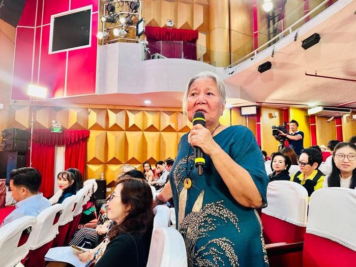  NSƯT Lê Thiện phát biểu tại Tọa đàm khoa học do Nhà hát Cải lương Trần Hữu Trang tổ chức sáng 17-9. Ảnh: THANH HIỆP 