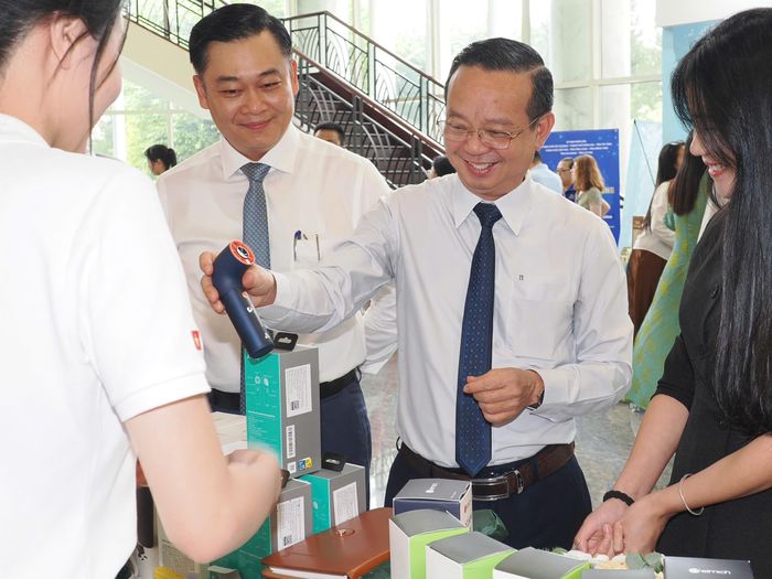 Phó Chủ tịch UBND TPHCM Bùi Minh Thạnh tham quan các gian hàng trưng bày, giới thiệu sản phẩm tại hội nghị. Ảnh: HOÀNG HÙNG