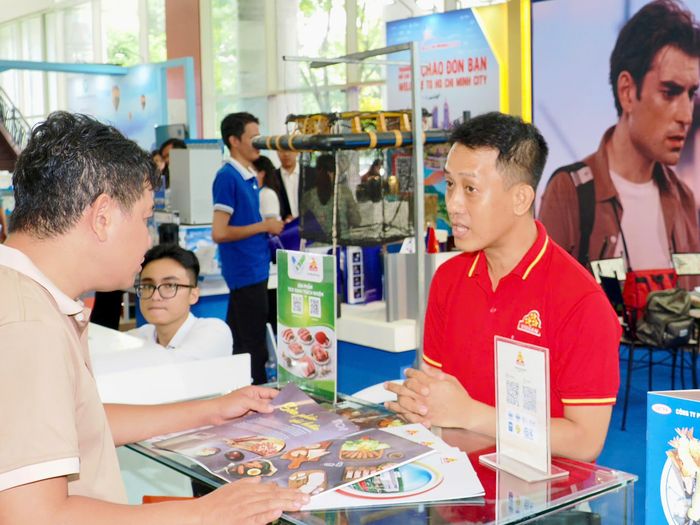 Đại diện các doanh nghiệp trao đổi cơ hội hợp tác