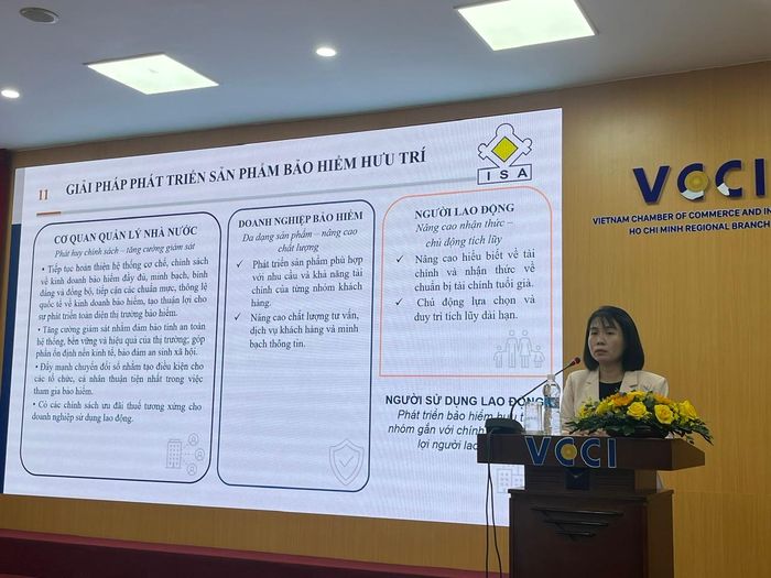  Bà Lý Thu Thủy, Trưởng phòng Phòng Bảo hiểm nhân thọ (Cục Quản lý, giám sát bảo hiểm nhân thọ, Bộ Tài chính), thông tin tại hội thảo. Ảnh: THI HỒNG 