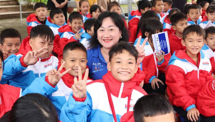  Các em học sinh bày tỏ niềm vui cùng Phó Tổng Biên tập Báo SGGP Bùi Thị Hồng Sương 