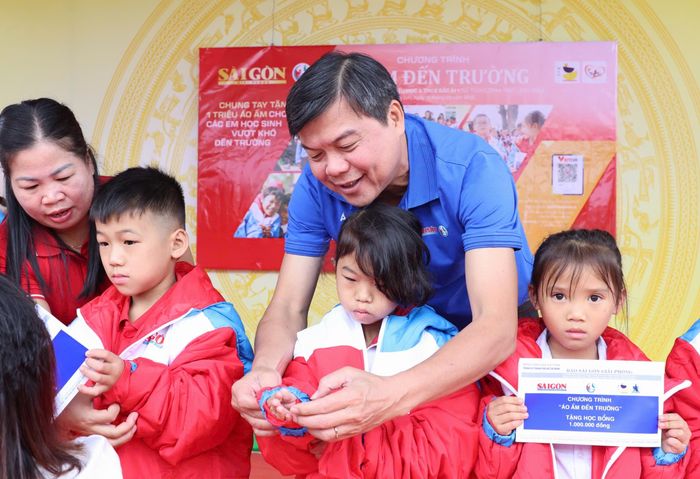  Đồng chí Tăng Hữu Phong, Phó Trưởng Ban Tuyên giáo Thành ủy TPHCM trao học bổng và áo ấm tặng các em học sinh 