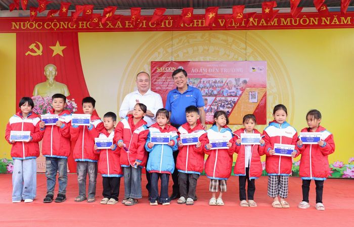  Đồng chí Tăng Hữu Phong, Phó Trưởng Ban Tuyên giáo Thành ủy TPHCM cùng lãnh đạo xã Tràng Định trao áo ấm và học bổng tặng các em học sinh. Ảnh: QUANG PHÚC 