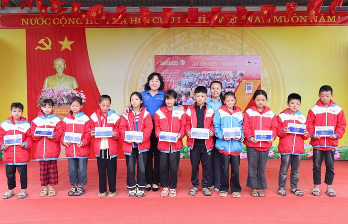  Phó Tổng Biên tập Báo SGGP Bùi Thị Hồng Sương trao áo ấm và học bổng tặng các em học sinh Trường Phổ thông Dân tộc bán trú Tiểu học và THCS Bắc Ái 1. Ảnh: QUANG PHÚC 