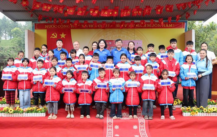  Phó Trưởng Ban Tuyên giáo Thành ủy TPHCM Tăng Hữu Phong cùng Phó Tổng Biên tập Báo SGGP Bùi Thị Hồng Sương, lãnh đạo xã Tràng Định chụp ảnh lưu niệm với thầy cô và các em học sinh 