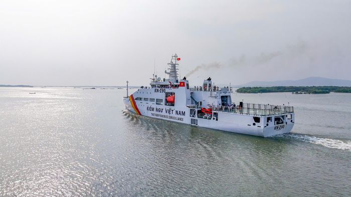  Tàu KN-290 chở đoàn công tác trên hải trình di chuyển đi Côn Đảo 