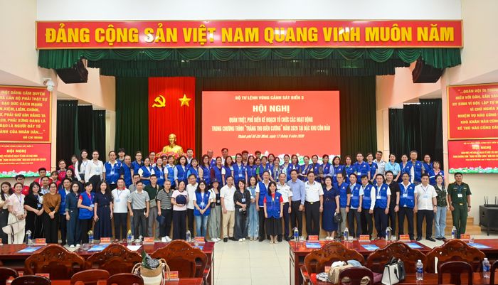  Đại biểu chụp hình lưu niệm tại hội nghị quán triệt, phổ biến kế hoạch chương trình 