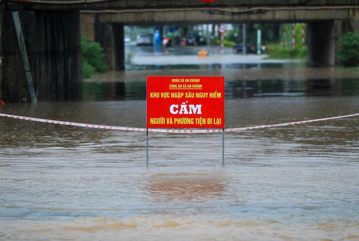  Phường An Khánh (Hà Nội) đặt biển báo hạn chế lưu thông qua tuyến đường bị ngập. Ảnh: TIẾN CƯỜNG 