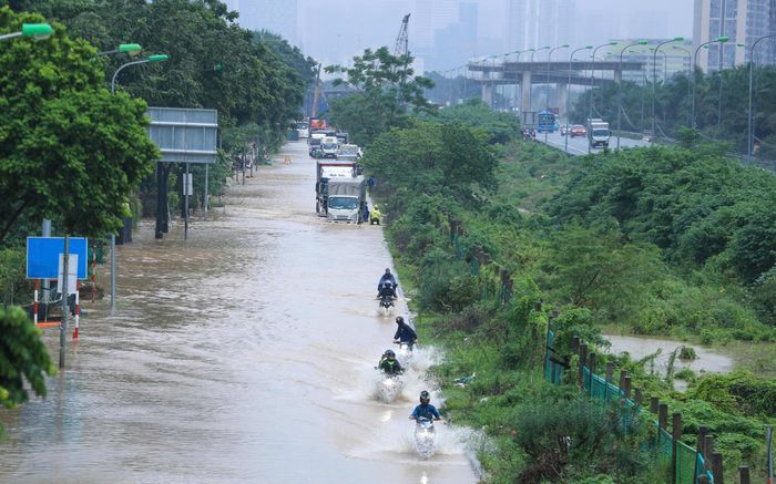  Nhiều tuyến đường tại Hà Nội bị ngập sâu sau mưa lớn. Ảnh: TIẾN CƯỜNG 