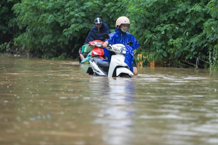  Nhiều tuyến đường tại Hà Nội bị ngập sâu, sáng 17-9. Ảnh: TIẾN CƯỜNG 